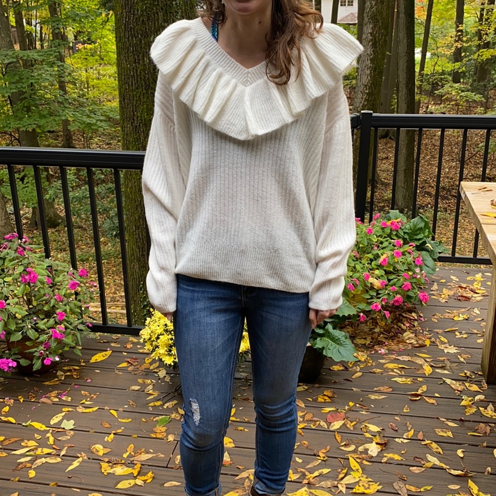 CECE ruffle sweater Size M. Cream color. NWT